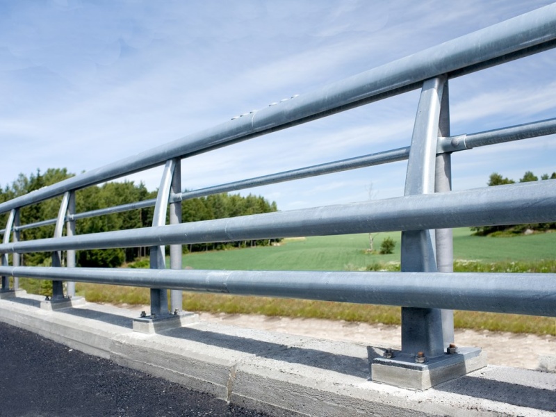 Bridge parapet guardrails