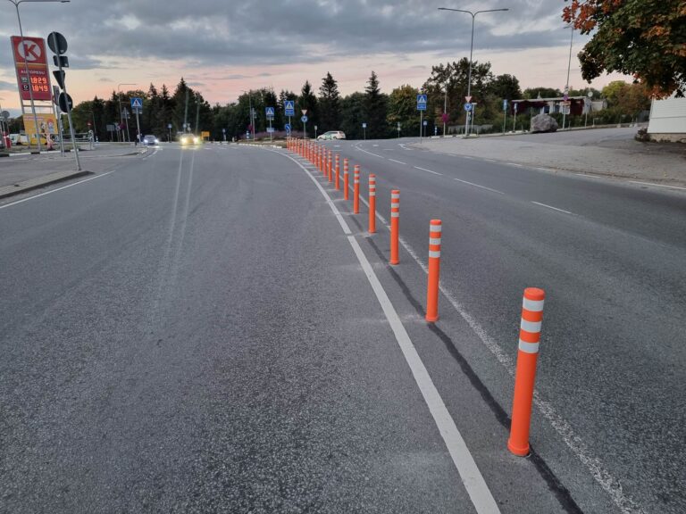 Painduv püsttähis, jalakäijate piirde, moodulsaarte ja liiklusmärkide paigaldamine riigiteedele