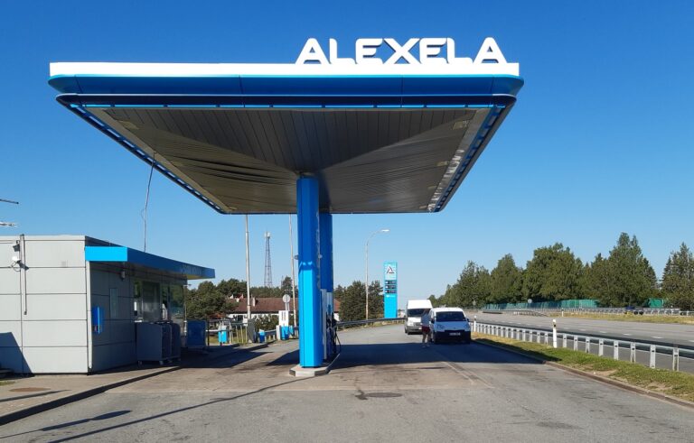 Riigitee nr 1 Tallinn – Narva (E20) km 40,2 – 40,5 asuva Kuusalu Alexela tankla juurdepääsuteed