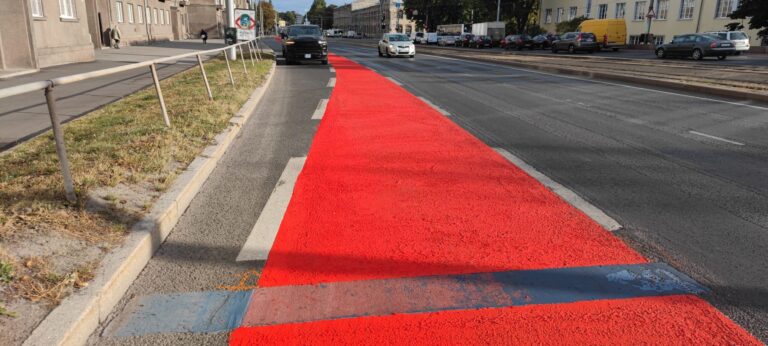 Tallinna linn, Pärnu mnt jalgrattatee kattehelkurite paigaldus