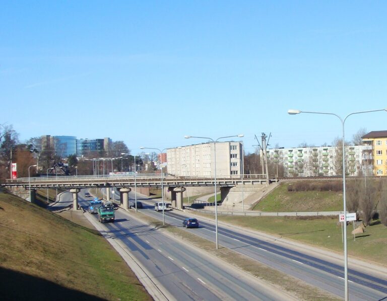 A.H. Tammsaare tee pikendus Järvevana teeni amortiseerunud põrkepiirete vahetus