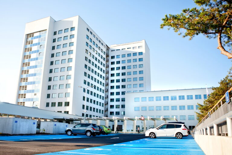 Põhja-Eesti Regionaalhaigla maja esine ja maaalune parkla