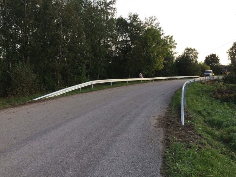 Kuivajõe-Karla tee, Kuivajõe silla põrkepiirded